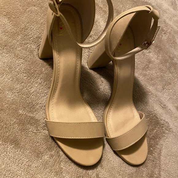 Beige heels - Picture 2 of 5